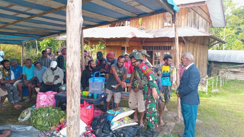 Sampaikan Ucapan Duka Cita : Satgas 641/Bru Bantu Prosesi Pemakaman di Kampung Apalapsili