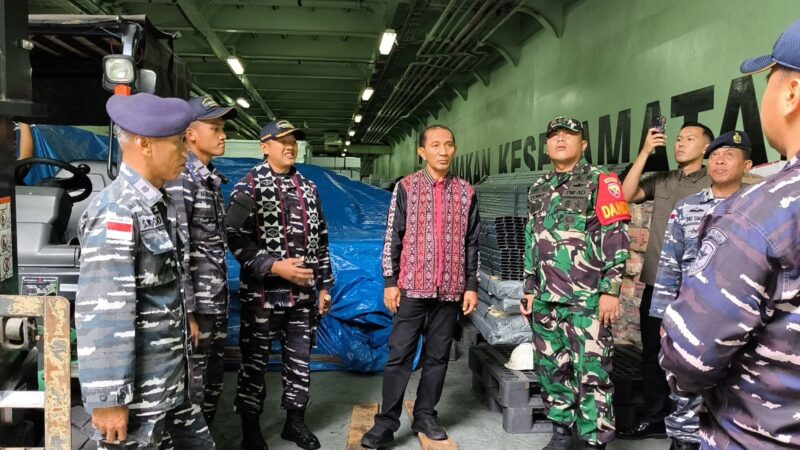 Bawa Bantuan Kemanusiaan Bagi Korban Terdampak Erupsi Gunung Lewotobi Laki-Laki, KRI Teluk Youtefa-522 Tiba di Nusa Tenggara Timur