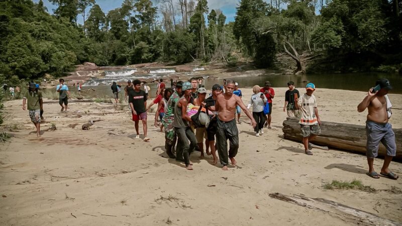 *Satgas Pamtas Yonarmed 11 Kostrad Evakuasi Korban Tenggelam di Sungai Tonhab*