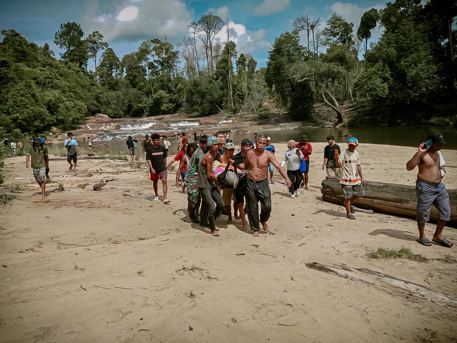 *Satgas Pamtas Yonarmed 11 Kostrad Evakuasi Korban Tenggelam di Sungai Tonhab*