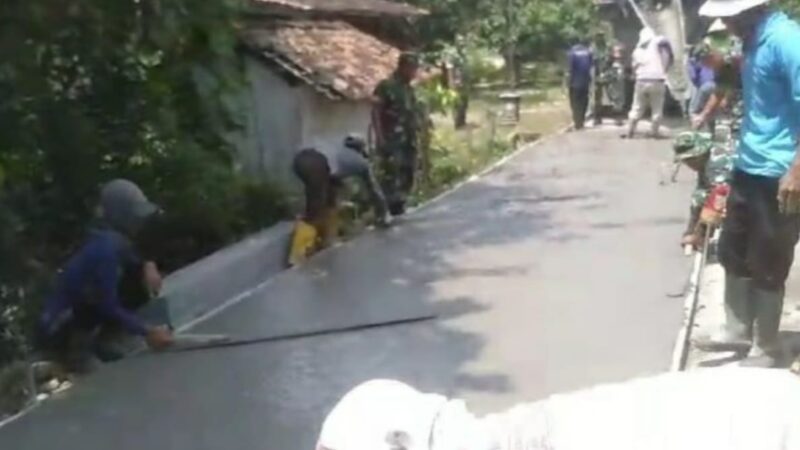 Dukung Percepatan Pembangunan, Babinsa dan Warga Kompak Kerja Bakti Cor Jalan
