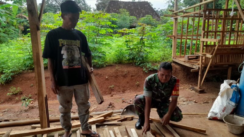 Babinsa Nogosari Berbagi Ilmu Dengan Peternak Desa Pojok