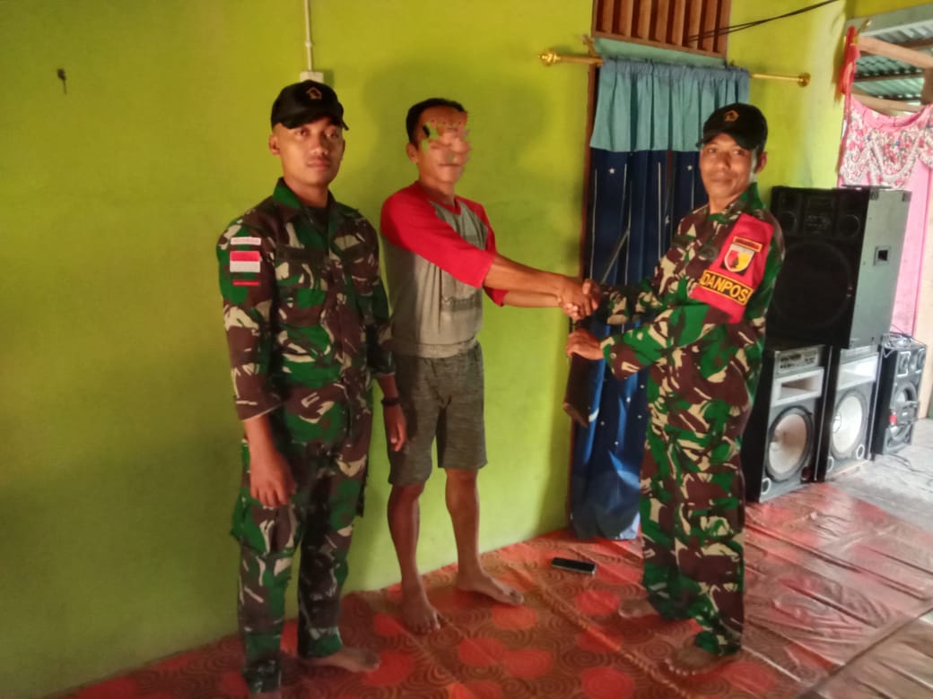 Satgas Yonzipur 5/ABW Terima Senjata Rakitan Secara Sukarela Dari Masyarakat Perbatasan RI-Malaysia