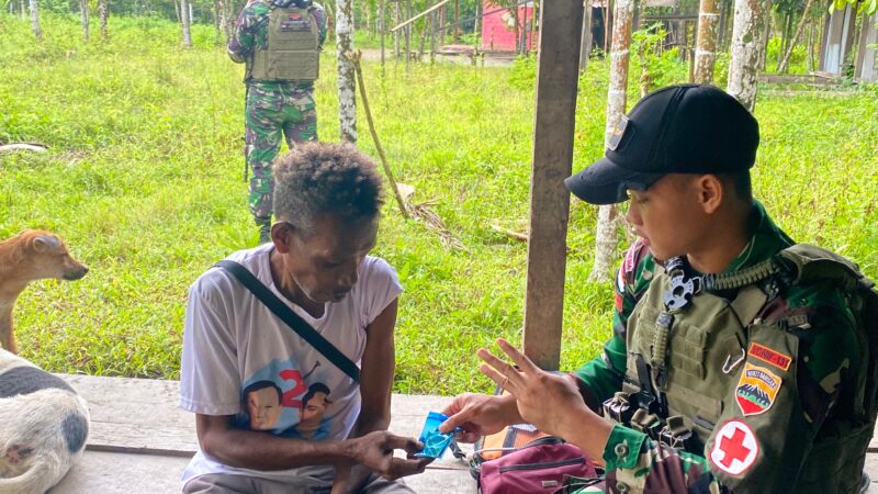 *Bantu Kesulitan Masyarakat, Satgas Yonif 131/Brajasakti Laksanakan Anjangsana dan Yankes di Perbatasan*
