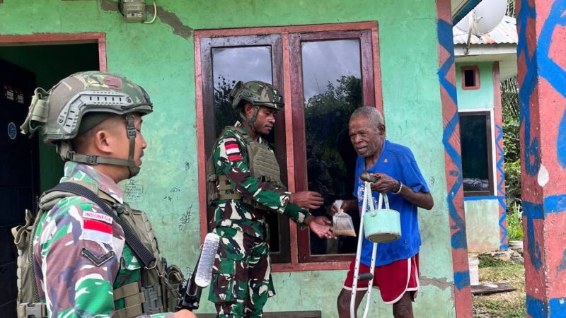 Satgas Yonif 762/VYS Keliling Kampung Bagikan Bubur Kacang Hijau Kepada Warga Kampung Aisyo