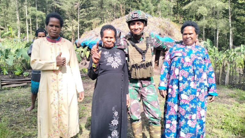 Masyarakat Senang, Satgas Yonif 323 Kostrad Bagikan Pakaian