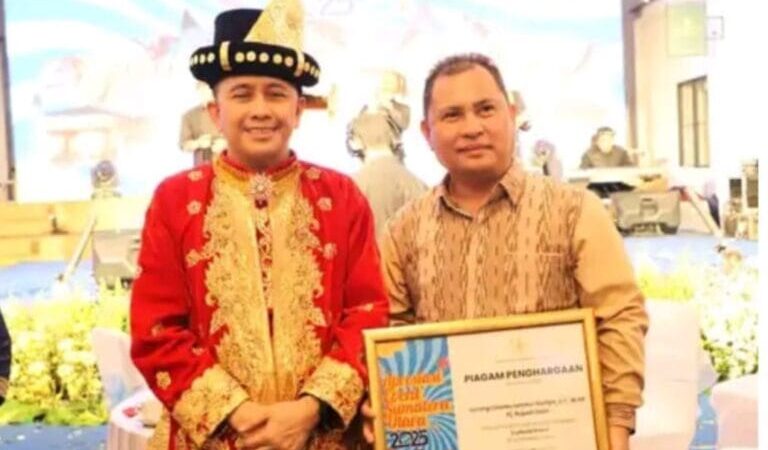 Pejabat (PJ) Bupati Dairi bersama Kepala Dinas Pariwisata Pemuda dan Olahraga Dairi. Hadiri launching Calendar of Events Sumatra Utara