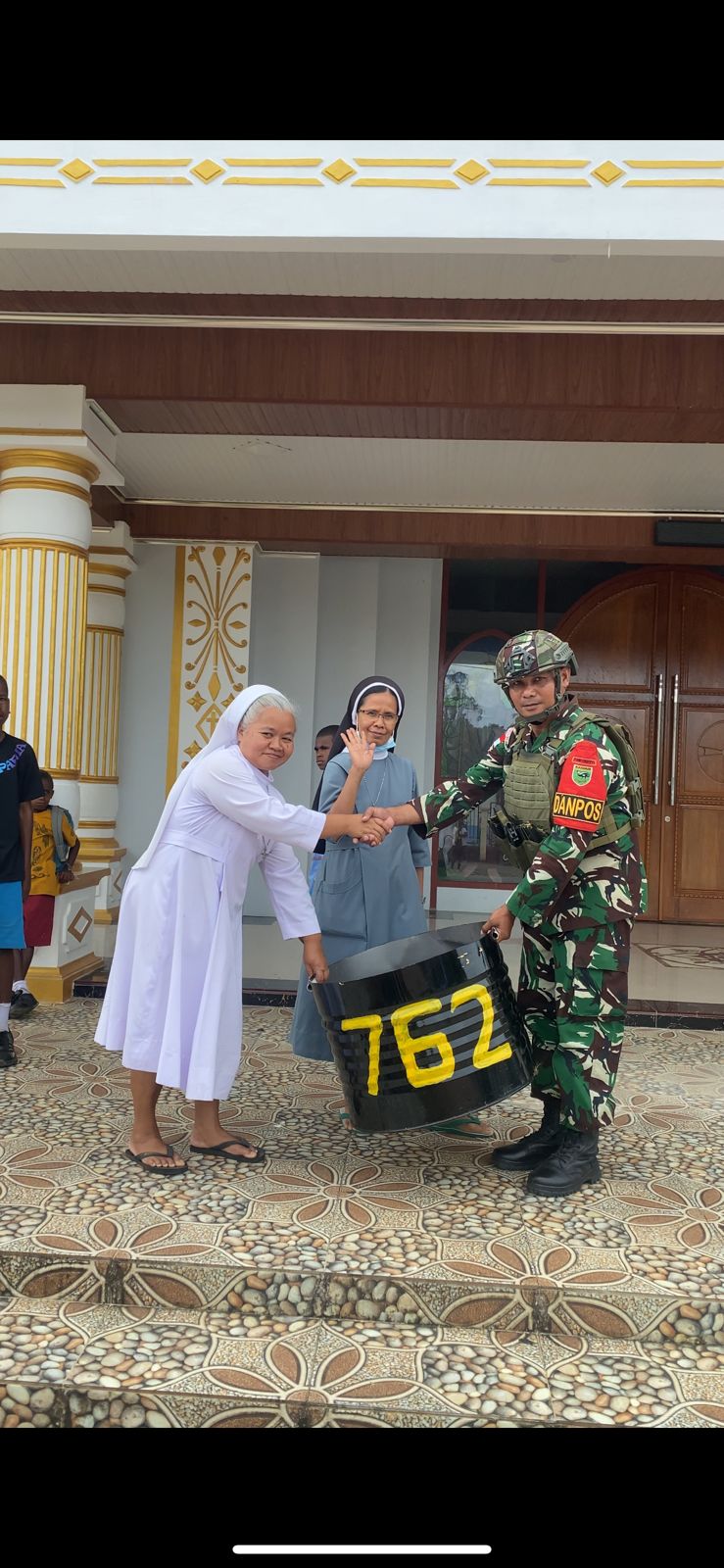 Jaga Kebersihan Distrik Aifat Utara, Satgas Yonif 762/VYS Bagikan Tempat Sampah