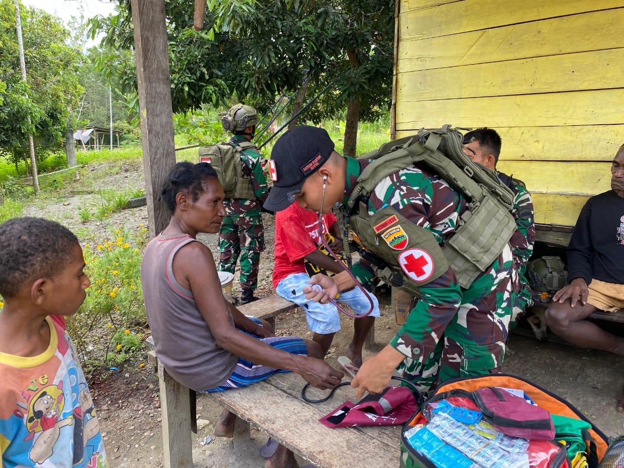 *Satgas Yonif 131/BRS Berikan Pelayanan Kesehatan Gratis Kepada Masyarakat Di Perbatasan RI-PNG.*