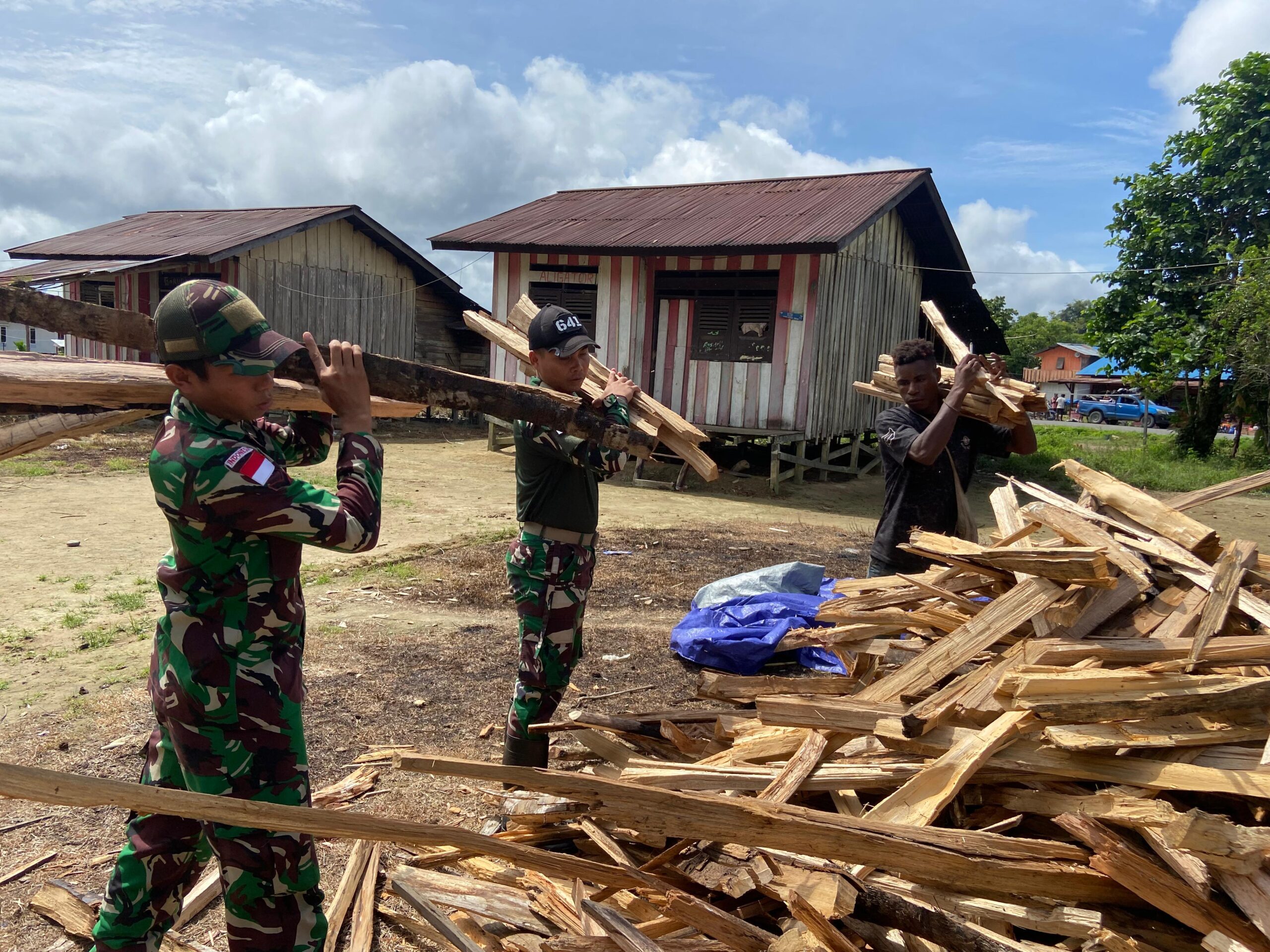 Satgas Yonif 641/Bru Gotong Royong Bersama Masyarakat, Bantu Acara Adat Pernikahan Warga Binaan