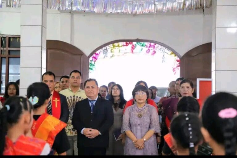 Pejabat (PJ)bupati didampingi pejabat ketua TP- PKK dairi melaksanakan ibadah digereja sidang jemaat(GSJA)  