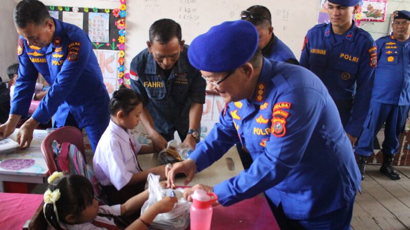 Ditpolairud Polda Sumut Gelar Bakti Sosial Makan Bergizi Gratis untuk Siswa SD di Kampung Nelayan Seberang