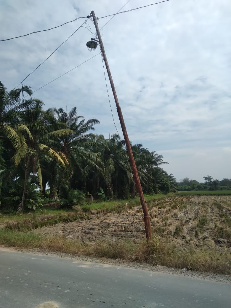 PLN Tidak Perhatikan Tiang Listrik Sudah Bengkok (Tumbang) Bertahun-tahun, Bisa Membahayakan Warga