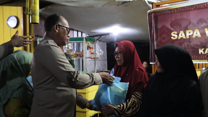 Kapolrestabes Medan Sapa Warga Glugur Kota di Pos Kamling ‘Wajib Senyum’