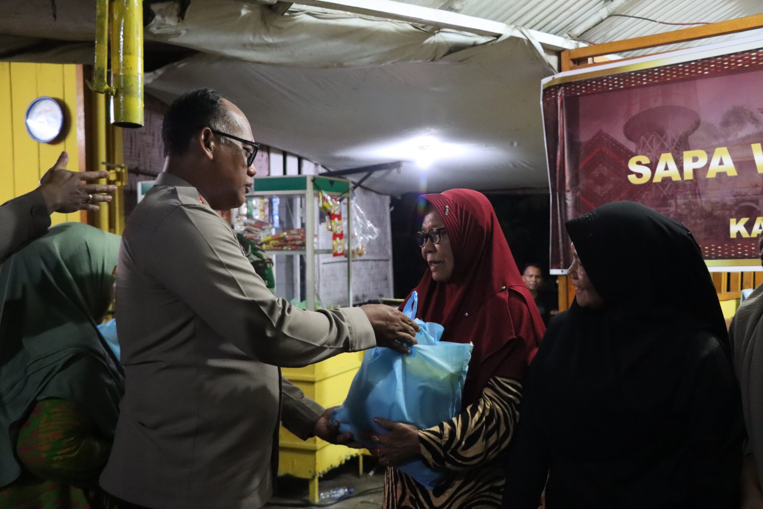 Kapolrestabes Medan Sapa Warga Glugur Kota di Pos Kamling ‘Wajib Senyum’