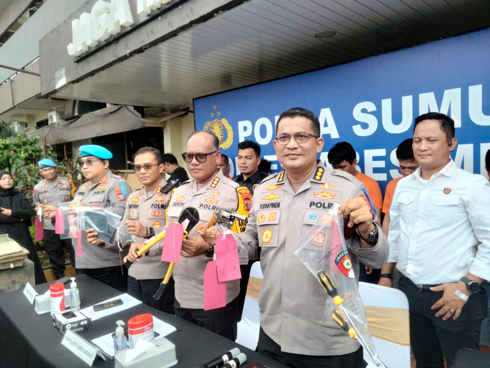 Polrestabes Medan Tembak Komplotan Spesialis Bongkar Rumah Mewah di Sukabumi Jawa Barat, Pelaku Beraksi Gunakan Senpi Medan.