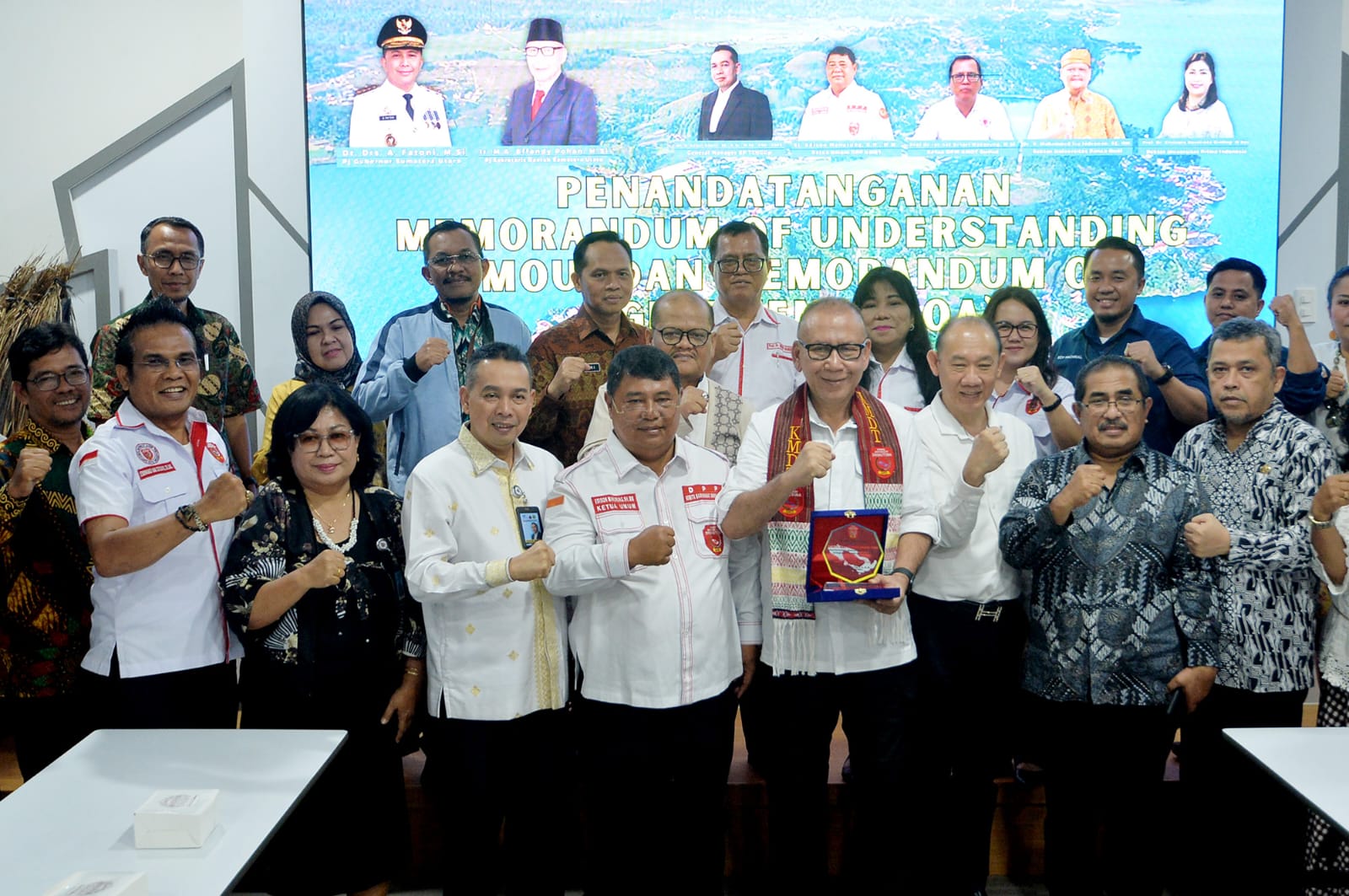 *Pj Sekdaprov Sumut Saksikan Penandatanganan Kerja Sama dan Kesepahaman Toba Caldera UGG*