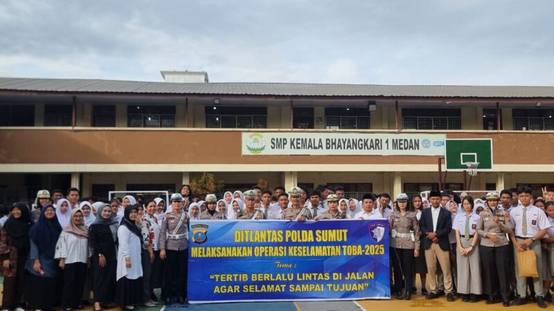 POLDA SUMUT GELAR SOSIALISASI KESELAMATAN BERLALU LINTAS DI SEKOLAH, SISWA ANTUSIAS MENYIMAK ARAHAN POLISI