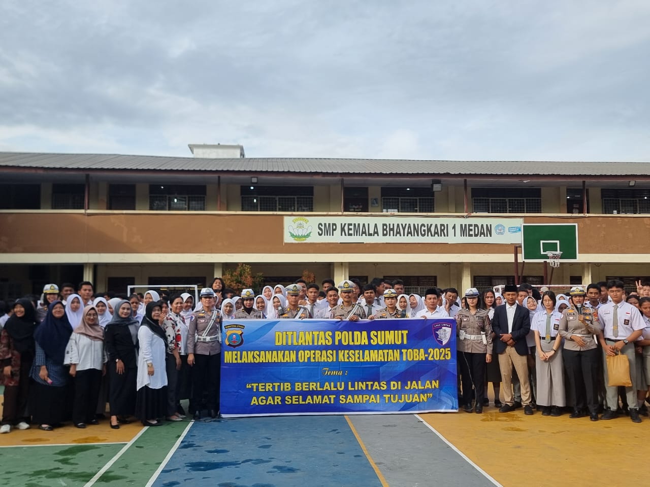 POLDA SUMUT GELAR SOSIALISASI KESELAMATAN BERLALU LINTAS DI SEKOLAH, SISWA ANTUSIAS MENYIMAK ARAHAN POLISI