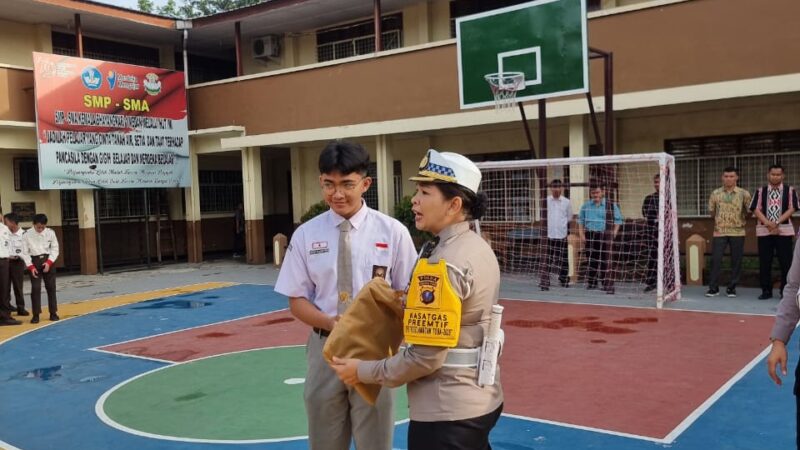 Polda Sumut Gelar Sosialisai Keselamatan Berlalu Lintas di Sekolah, Siswa Antusias Menyimak Arahan Polisi