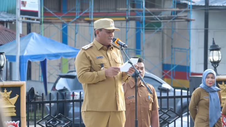 Wakil Bupati Dairi Wahyu Sagala Pimpin Apel Gabungan . Tekankan Seluruh ASN Terus Bekerja Keras dan Selalu Mengutamakan Kepentingan Masyarakat