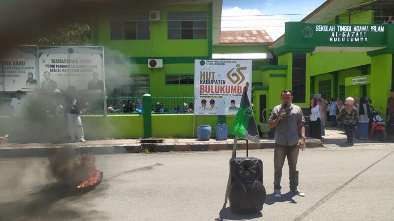 HMI Komisariat Al-Gazali Bulukumba menyegel Ruangan Rektor Kampus Al-Gazali Bulukumba