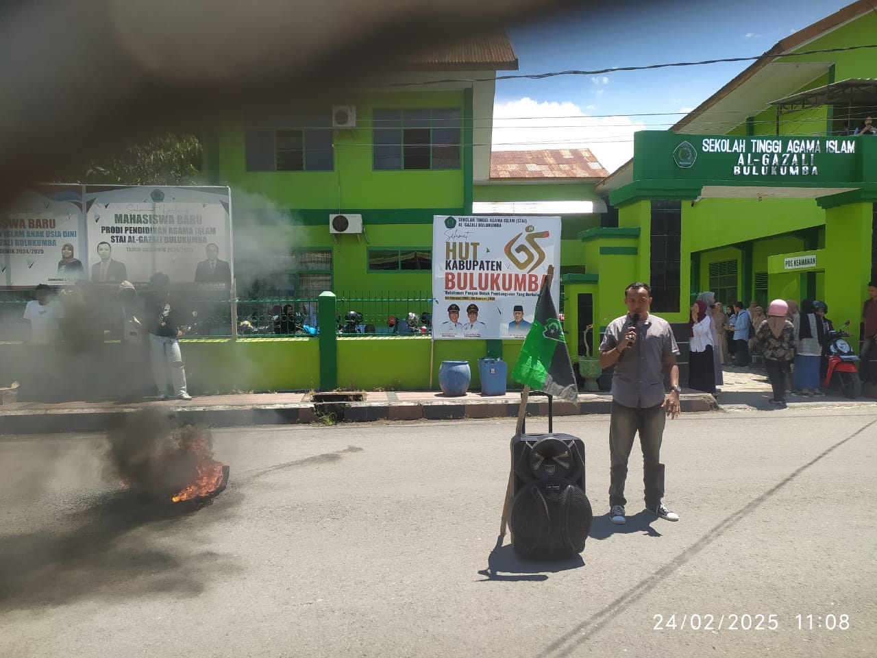 HMI Komisariat Al-Gazali Bulukumba menyegel Ruangan Rektor Kampus Al-Gazali Bulukumba