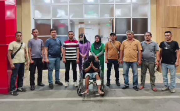 Polsek Medan Tembung berhasil membekuk tiga pelaku perampokan telepon genggam yang beraksi di pintu keluar Tol Bandar Selamat