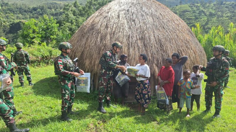 Satgas Yonif 641/Bru Bagikan Baju Baru Kepada Warga Kampung Polimo
