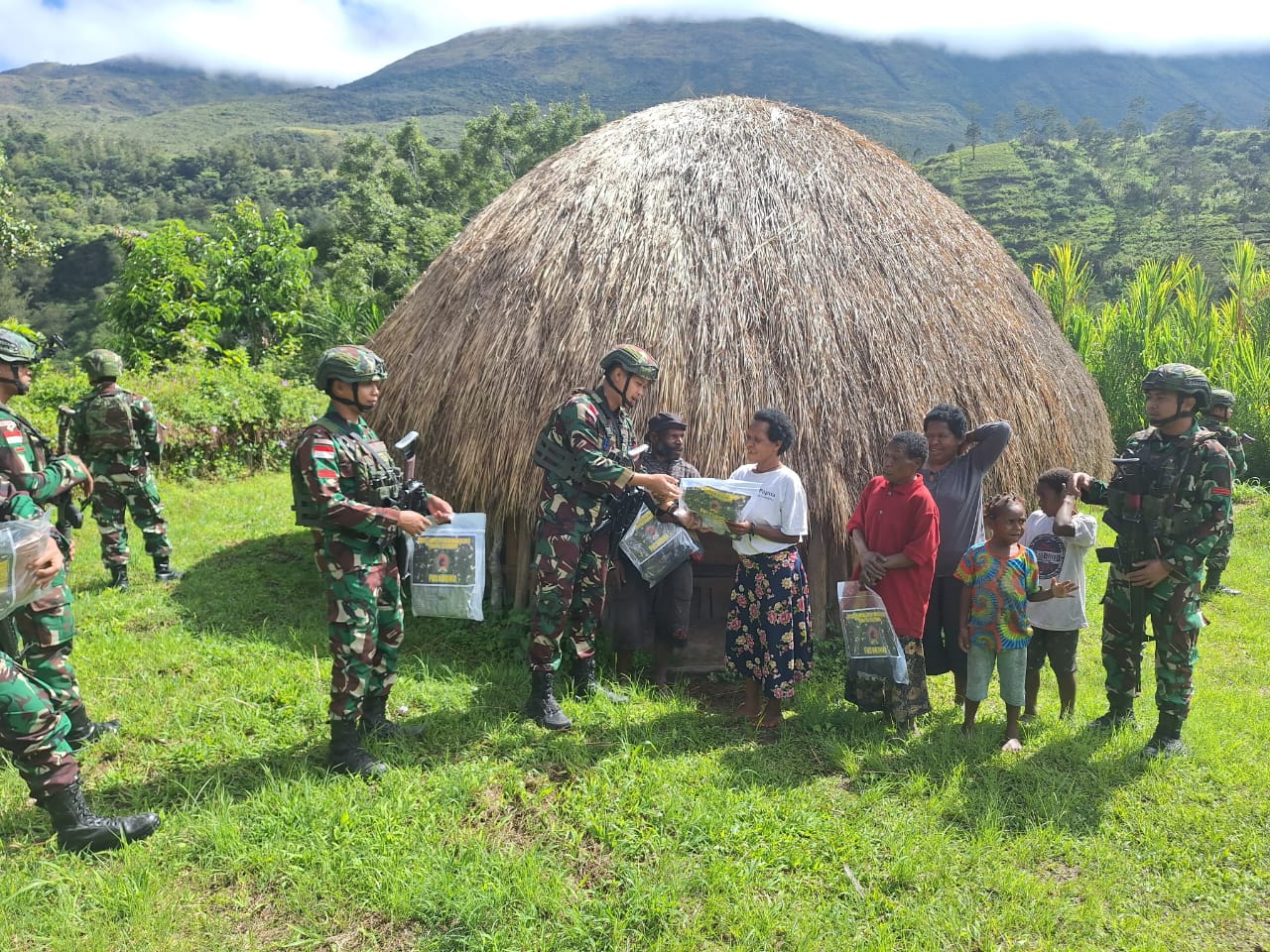 Satgas Yonif 641/Bru Bagikan Baju Baru Kepada Warga Kampung Polimo