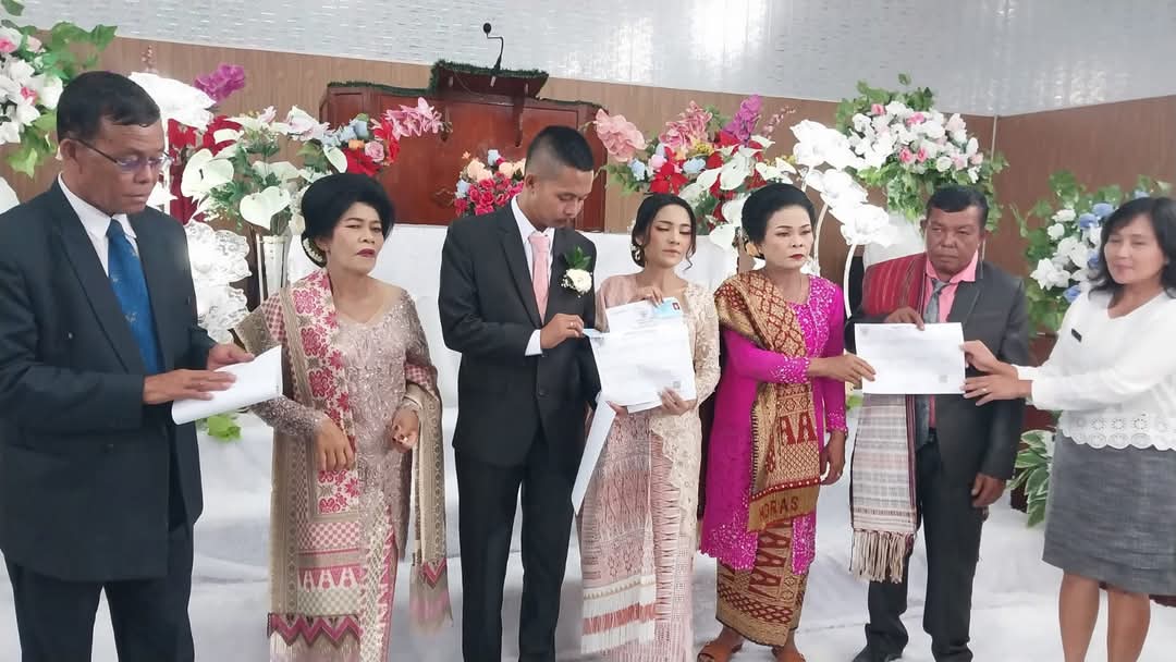 Dukcapil Dairi Jemput Bola! Akta Nikah Diserahkan di Gereja, Pelayanan Makin Mudah