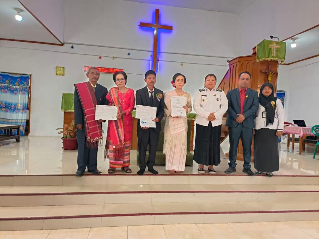 Kolaborasi Dukcapil Dairi dan Desa Karing, Pengantin Baru Langsung Terima Akta Pernikahan di Hari Bahagia