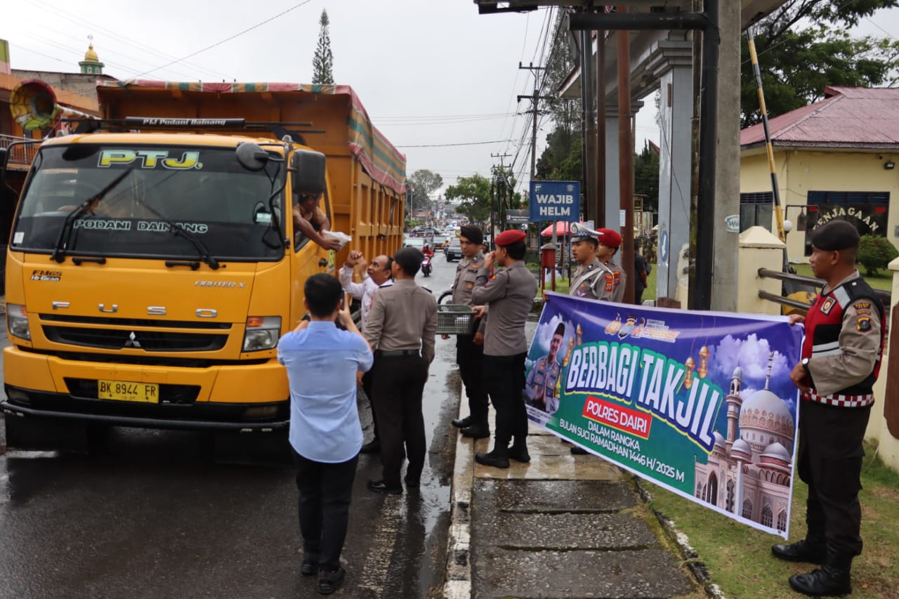 Polres Dairi Bagi Takjil Berbuka Puasa di Depan Mapolres Dairi