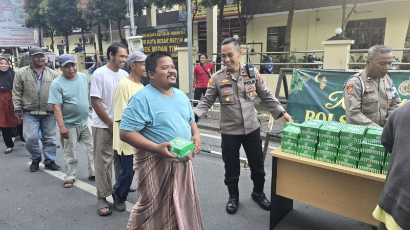 Kapolsek Medan Timur, Kompol Briston Napitupulu S,T, S.I.K, menyampaikan bahwa pihaknya bersama personel Polsek membagikan bingkisan takjil gratis