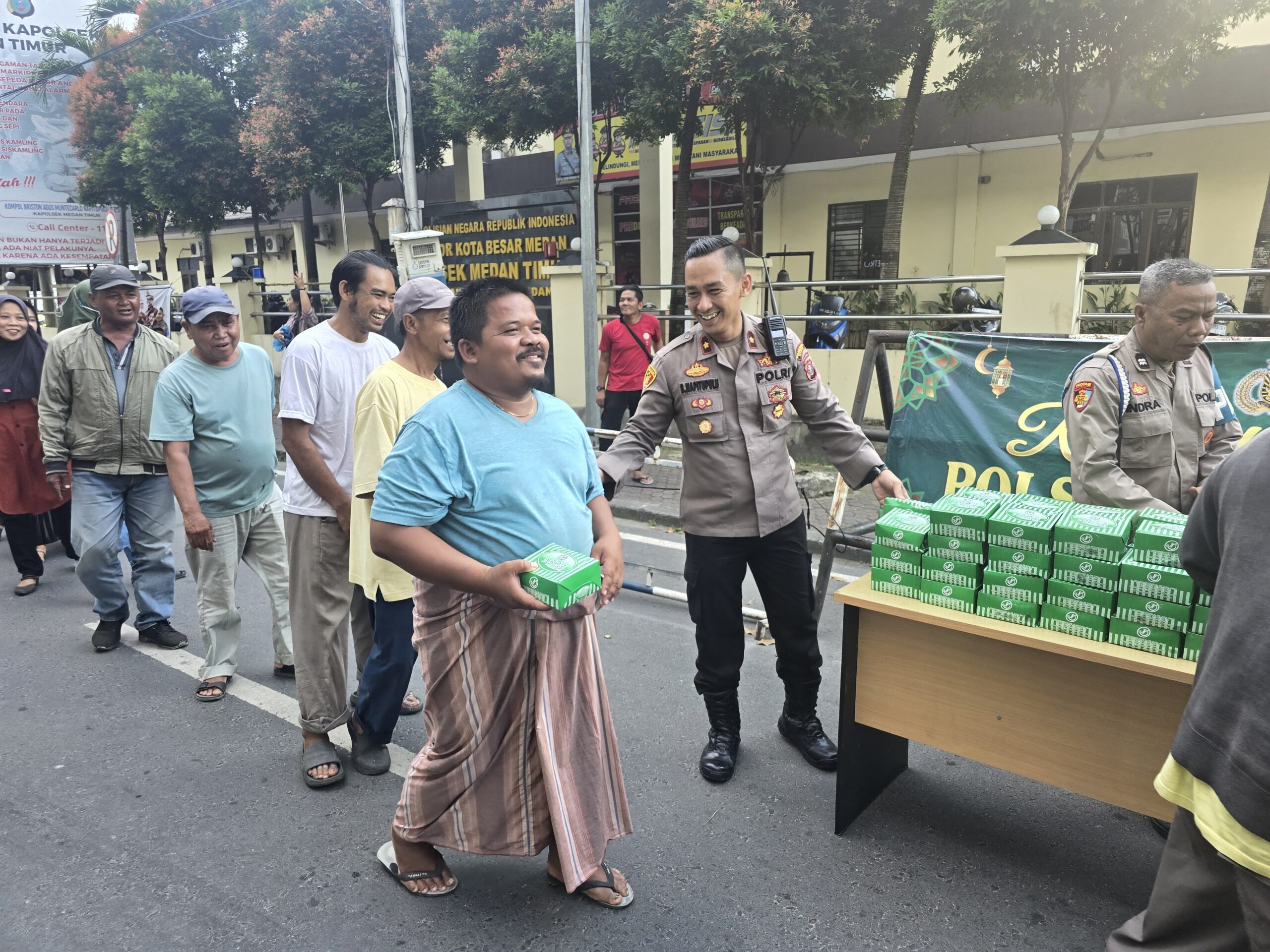 Kapolsek Medan Timur, Kompol Briston Napitupulu S,T, S.I.K, menyampaikan bahwa pihaknya bersama personel Polsek membagikan bingkisan takjil gratis