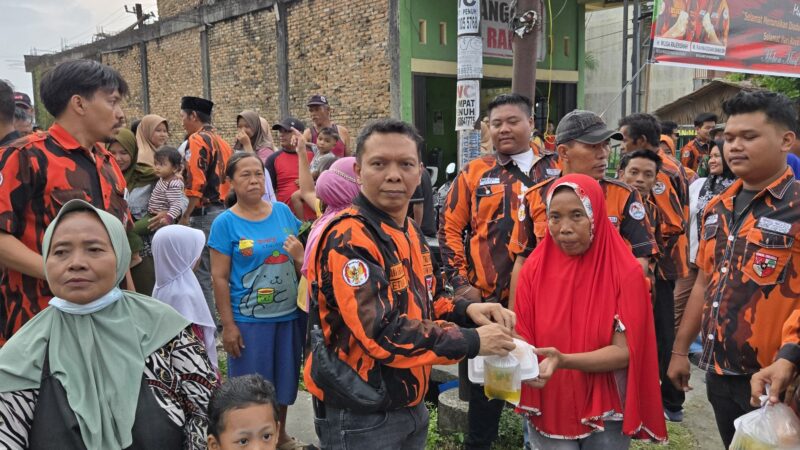 Ketua PAC PP Kecamatan Medan Bagikan Takjil Kepada Masyarakat Jelang Berbuka Puasa.