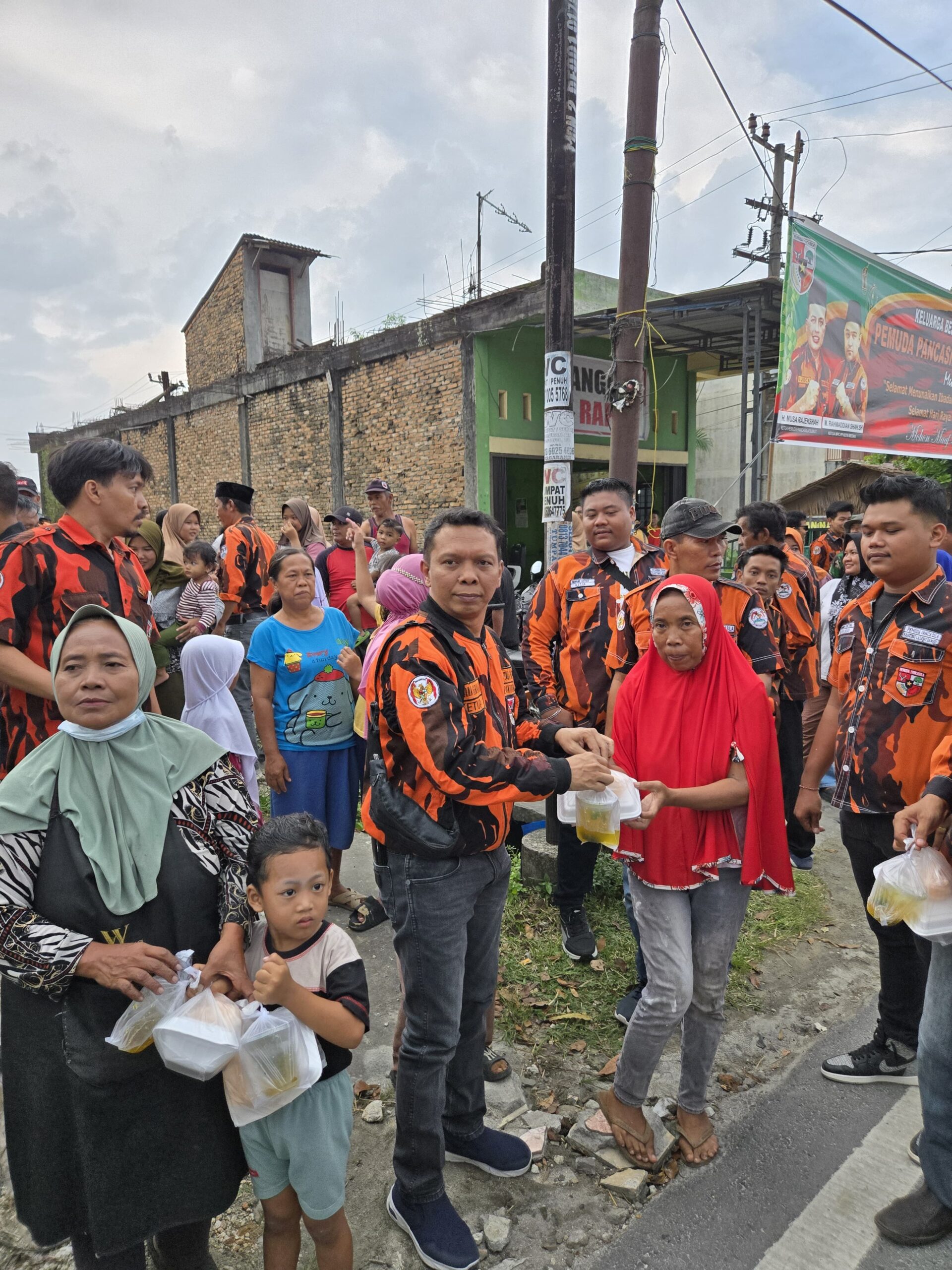 Ketua PAC PP Kecamatan Medan Bagikan Takjil Kepada Masyarakat Jelang Berbuka Puasa.