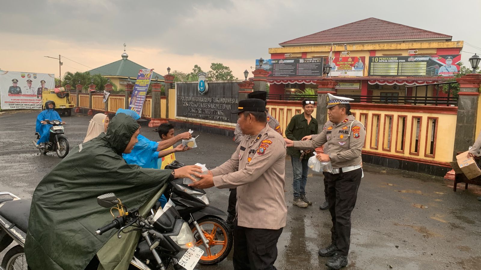 Polsek Patumbak Bagikan Makanan Takjil Berbuka Puasa di Bulan Suci Ramadhan 1446 H/2025 M