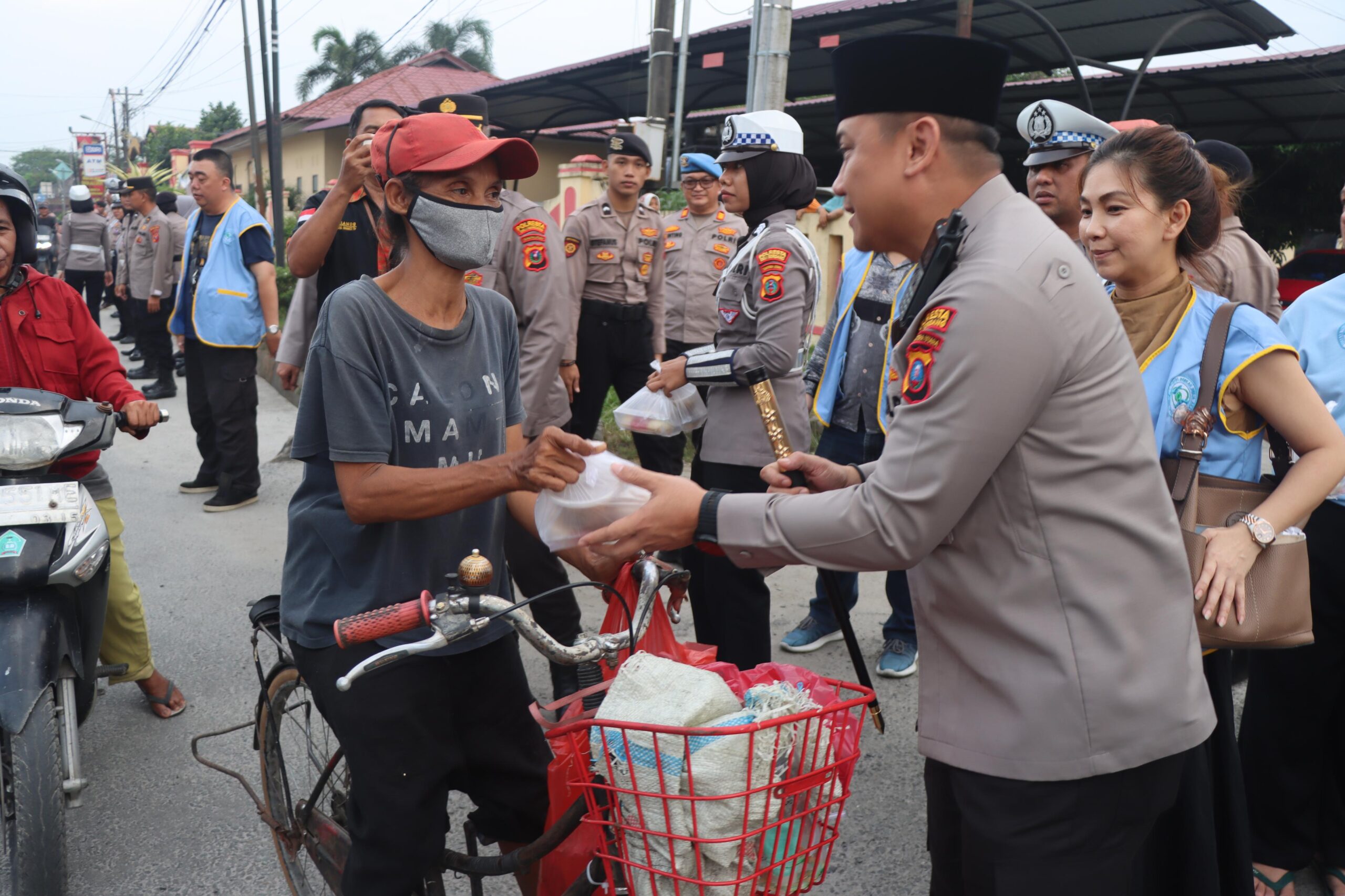 *Polresta Deli Serdang Bersama Dengan Polsek Jajaran Berbagi Takjil Kepada Masyarakat*