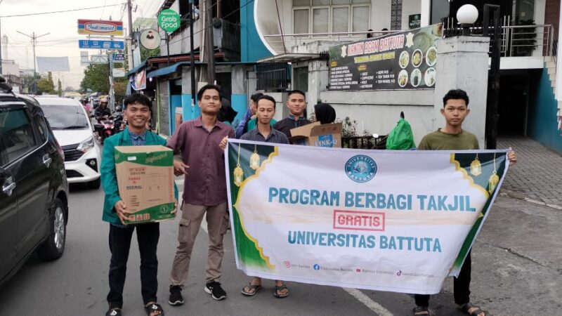 #Ramadan Ceria, Mahasiswa Battuta Bagi-Bagi Takjil ke Pengguna Jalan