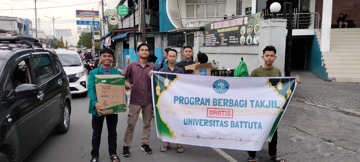 #Ramadan Ceria, Mahasiswa Battuta Bagi-Bagi Takjil ke Pengguna Jalan