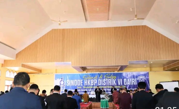 Bupati Dairi Ir. Vickner Sinaga yang diwakili Asisten Administrasi Umum, Oloan Hasugian Hadiri Sinode HKBP Distrik VI Dairi di Sopo Godang HKBP
