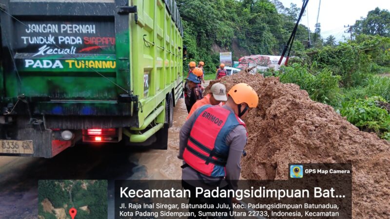*Personel Brimob Evakuasi dan Bersihkan Material Longsor di Padangsidempuan*