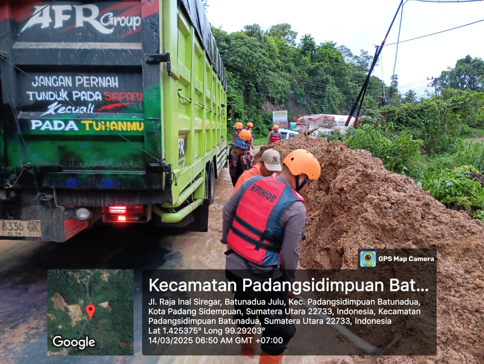 *Personel Brimob Evakuasi dan Bersihkan Material Longsor di Padangsidempuan*