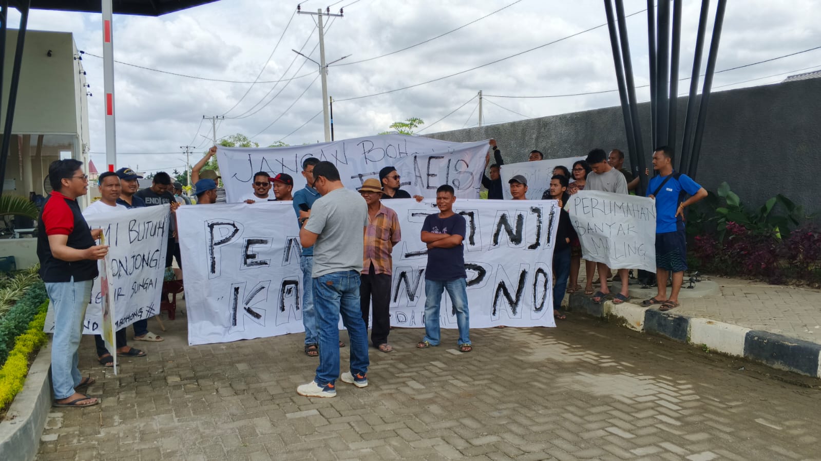 *Gelar Aksi Damai, Warga Perumahan Cluster Elaeis Tagih Janji Depelover Penuhi PAM dan Bronjong*