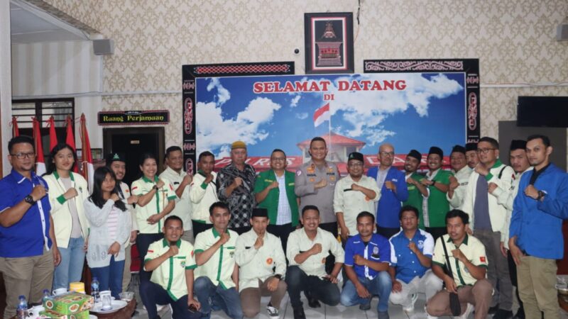 Moment Polres Dairi Bersama Lintas Tokoh Agama Saling Berbagi Takjil Kepada Pengendara di Bulan Suci Ramadan