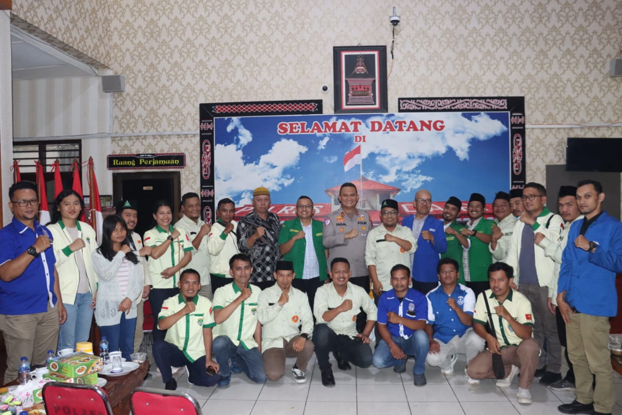 Moment Polres Dairi Bersama Lintas Tokoh Agama Saling Berbagi Takjil Kepada Pengendara di Bulan Suci Ramadan